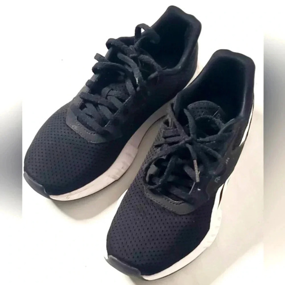 Reebok Energen Lite Running Athletic Laceup  Shoe Black& White Sz 6 US Fuel Foam - Picture 4 of 8